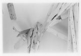 Abb. Alex Winiger, Hand, 1991–92, Wandcollage, Holz, Dispersion, ca. 5x8 m (Ausschnitt)
